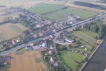 Vue aérienne de Looberghe dans le département Nord, France