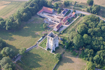 Vue aérienne de Tour du château de la Tour de l'Abbaye de Watten château à Lille-Pas-de-Calais Picardie à Watten dans le département Nord, France