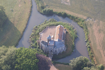 Vue aérienne de Bâtiments et installations du parc du château à douves de Tilques à Tilques dans le département Pas de Calais, France