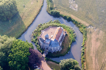 Photographie aérienne de Bâtiments et installations du parc du château à douves de Tilques à Tilques dans le département Pas de Calais, France