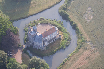 Vue oblique de Bâtiments et installations du parc du château à douves de Tilques à Tilques dans le département Pas de Calais, France