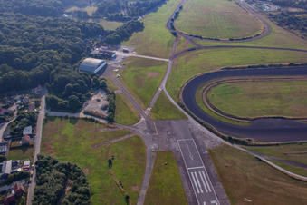 Vue aérienne de Aéroport de Saint-Omer à Longuenesse dans le département Pas de Calais, France