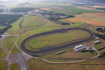 Vue aérienne de Aéroport de Saint-Omer à Longuenesse dans le département Pas de Calais, France