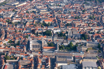 Vue aérienne de Vue de la ville depuis le centre-ville à Saint-Omer dans le département Pas de Calais, France