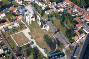 Vue aérienne de Ruines de l'abbaye Saint-Bertin, Nord de la France à Saint-Omer dans le département Pas de Calais, France