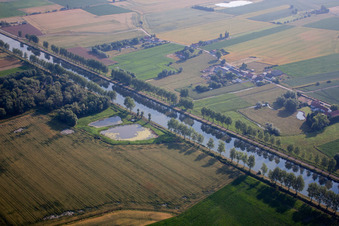 Vue aérienne de Tracé du canal et zones riveraines de la voie navigable Canal de la Haute Colme à Lille-Pas-de-Calais Picardie à Looberghe dans le département Nord, France