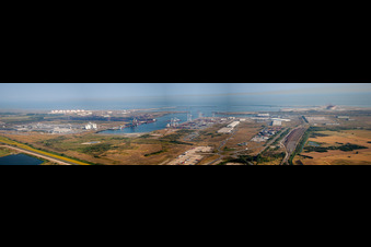 Vue aérienne de Panorama des installations portuaires sur la côte maritime du port ferry de Dunkerque, dans la Manche à Loon-Plage dans le département Nord, France
