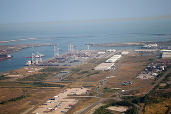 Vue aérienne de Port à Loon-Plage à Loon-Plage dans le département Nord, France