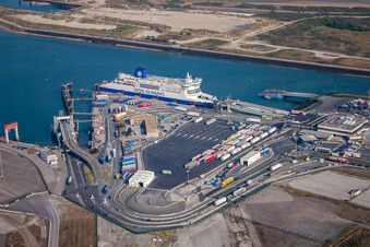 Vue aérienne de Ferry de la Manche dans le port sur la côte maritime du port de ferry de la Manche de Dunkerque à Loon-Plage dans le département Nord, France