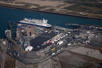 Vue aérienne de Ferry au port à Loon-Plage à Loon-Plage dans le département Nord, France