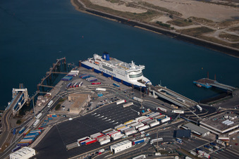 Vue aérienne de Ferry de la Manche dans le port sur la côte maritime du port de ferry de la Manche de Dunkerque à Loon-Plage dans le département Nord, France