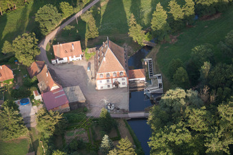 Vue aérienne de Moulin à eau historique sur le domaine d'une ferme dans le district de Bienwaldmühle à Scheibenhardt dans le département Rhénanie-Palatinat, Allemagne