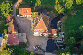 Moulin à grains Bienwaldmühle sur la Lauter à Scheibenhardt dans le département Rhénanie-Palatinat, Allemagne d'en haut