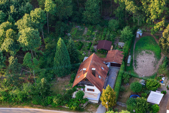 Vue oblique de Maison en bordure de forêt dans le quartier de Bienwaldmühle à Scheibenhardt dans le département Rhénanie-Palatinat, Allemagne