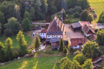 Moulin à grains Bienwaldmühle sur la Lauter à Scheibenhardt dans le département Rhénanie-Palatinat, Allemagne hors des airs