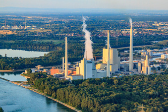 Vue aérienne de EnBW Energie Baden-Württemberg AG, centrale à vapeur du port du Rhin Karlsruhe vue depuis le Palatinat à le quartier Daxlanden in Karlsruhe dans le département Bade-Wurtemberg, Allemagne
