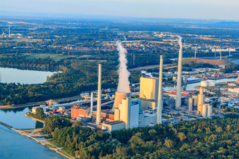 Photographie aérienne de EnBW Energie Baden-Württemberg AG, centrale à vapeur du port du Rhin Karlsruhe vue depuis le Palatinat à le quartier Daxlanden in Karlsruhe dans le département Bade-Wurtemberg, Allemagne