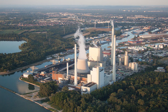 Vue aérienne de Centrale électrique ENBW sur le Rhin à le quartier Daxlanden in Karlsruhe dans le département Bade-Wurtemberg, Allemagne