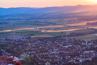 Vue aérienne de Coucher de soleil sur la ville à Kandel dans le département Rhénanie-Palatinat, Allemagne