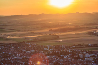 Vue aérienne de Coucher de soleil sur la ville à Kandel dans le département Rhénanie-Palatinat, Allemagne