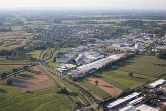 Zone industrielle à le quartier Vimbuch in Bühl dans le département Bade-Wurtemberg, Allemagne d'en haut