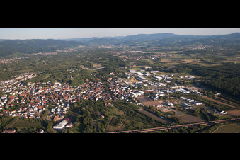 Vue aérienne de Vue des rues et des maisons dans les quartiers résidentiels à Renchen dans le département Bade-Wurtemberg, Allemagne