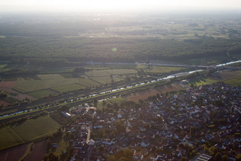 Vue aérienne de Kinzig en vue à le quartier Griesheim in Offenburg dans le département Bade-Wurtemberg, Allemagne