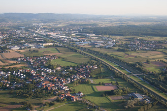 Vue aérienne de Quartier Bühl in Offenburg dans le département Bade-Wurtemberg, Allemagne