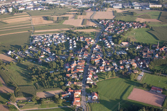 Vue aérienne de Vue sur le village à le quartier Bühl in Offenburg dans le département Bade-Wurtemberg, Allemagne