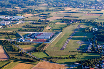 Vue aérienne de Terrain de la prison et clôture de sécurité de l'établissement correctionnel Établissement correctionnel Établissement correctionnel Offenburg à l'aéroport Offenburg-Baden à le quartier Uffhofen in Offenburg dans le département Bade-Wurtemberg, Allemagne