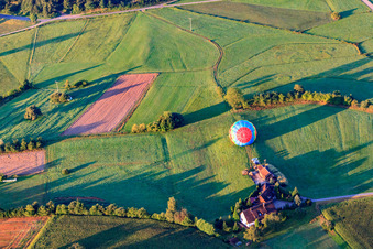 Vue aérienne de Atterrissage d'une montgolfière sur tapis dans la vallée de la Kinzig à Gengenbach dans le département Bade-Wurtemberg, Allemagne