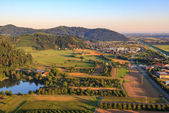 Vue aérienne de Ziegelwaldsee dans la vallée de la Kinzig à Gengenbach dans le département Bade-Wurtemberg, Allemagne