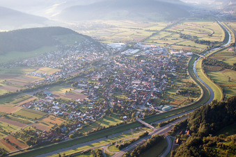 Vue aérienne de Zone riveraine de la Kinzig - cours de la rivière à Biberach dans le département Bade-Wurtemberg, Allemagne
