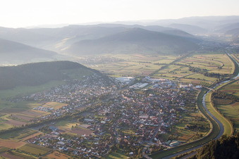 Vue aérienne de Zone riveraine de la Kinzig - cours de la rivière à Biberach dans le département Bade-Wurtemberg, Allemagne