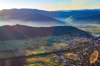 Vue aérienne de Vue de la vallée de la Kinzig depuis l'ouest à Biberach dans le département Bade-Wurtemberg, Allemagne