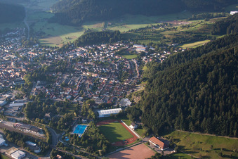 Vue d'oiseau de Haslach im Kinzigtal dans le département Bade-Wurtemberg, Allemagne