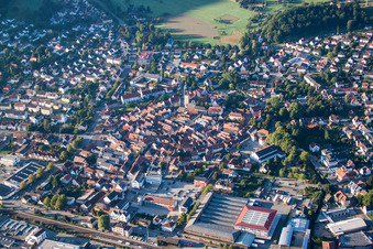 Vue aérienne de Quartier de la vieille ville et centre-ville à Haslach im Kinzigtal dans le département Bade-Wurtemberg, Allemagne