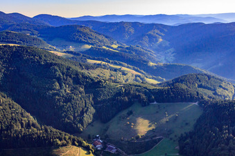Vue aérienne de Vettererhof à le quartier Vordertal in Hausach dans le département Bade-Wurtemberg, Allemagne