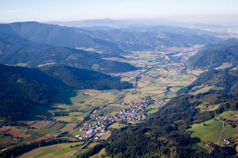 Vue aérienne de Vue des rues et des maisons dans les quartiers résidentiels à le quartier Weinersberg in Elzach dans le département Bade-Wurtemberg, Allemagne