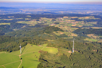 Vue aérienne de Éoliennes du parc éolien Freiamt à le quartier Brettental in Freiamt dans le département Bade-Wurtemberg, Allemagne
