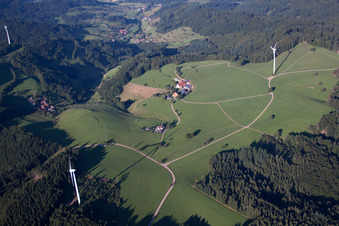 Vue aérienne de Propriété d'une ferme de la Forêt-Noire en bordure de champs cultivés dans le district de Reichenbach à le quartier Brettental in Freiamt dans le département Bade-Wurtemberg, Allemagne