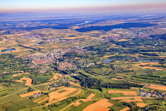 Vue oblique de Vue de la ville depuis l'est à Ettenheim dans le département Bade-Wurtemberg, Allemagne