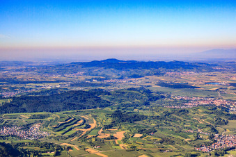 Vue aérienne de Vue sur la forêt Kenzingen jusqu'au Kaiserstuhl depuis le nord-est à Kenzingen dans le département Bade-Wurtemberg, Allemagne
