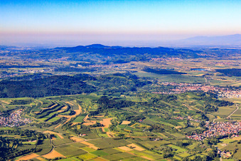 Vue aérienne de Vue sur la forêt Kenzingen jusqu'au Kaiserstuhl depuis le nord-est à Kenzingen dans le département Bade-Wurtemberg, Allemagne