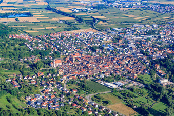 Vue aérienne de Vue d'ensemble de la ville depuis le sud-est à Ettenheim dans le département Bade-Wurtemberg, Allemagne
