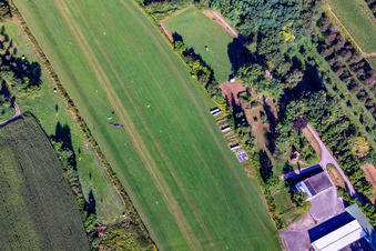 Vue oblique de Aérodrome de vol à voile d'Altdorf-Wallburg à le quartier Wallburg in Ettenheim dans le département Bade-Wurtemberg, Allemagne