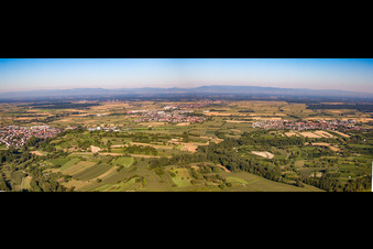 Vue aérienne de Panorama de la plaine du Rhin depuis l'est d'Altdorf jusqu'à Mahlberg à le quartier Orschweier in Mahlberg dans le département Bade-Wurtemberg, Allemagne