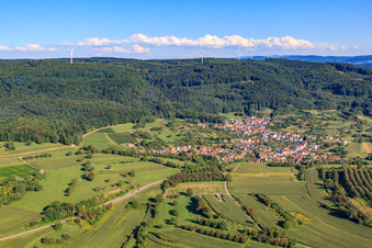 Vue aérienne de Village sur le versant de la Forêt-Noire à le quartier Wallburg in Ettenheim dans le département Bade-Wurtemberg, Allemagne