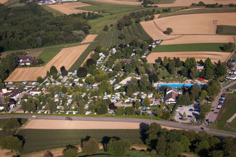 Vue aérienne de Caravane et tentes - camping - et emplacement de tente oasis avec piscine à Ettenheim dans le département Bade-Wurtemberg, Allemagne