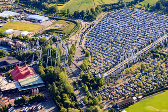 Vue aérienne de Parking d'Europapark Rust devant les montagnes russes aquatiques Poséidon à Rust dans le département Bade-Wurtemberg, Allemagne